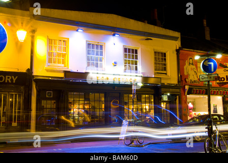 Brighton und Hove City Nacht Zeit Straßenszenen und Gaststätten mit sehr langsamen Verschlusszeit Stockfoto