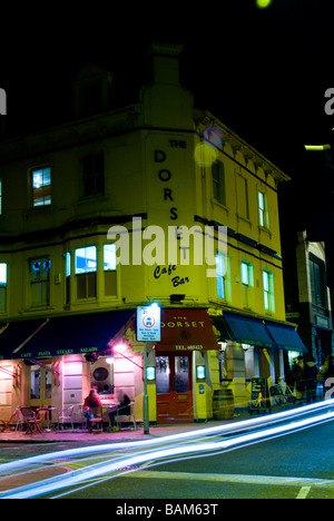 Brighton und Hove City Nacht Zeit Straßenszenen und Gaststätten mit sehr langsamen Verschlusszeit Stockfoto