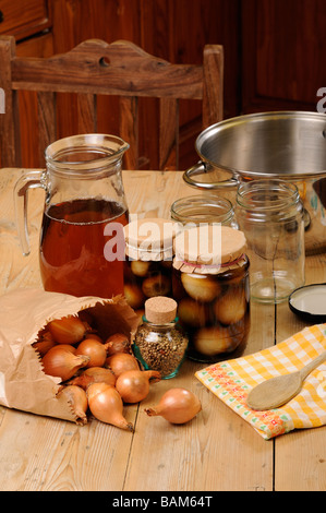 Country-Küche-Szene mit hausgemachten Gläser Silberzwiebeln Stockfoto
