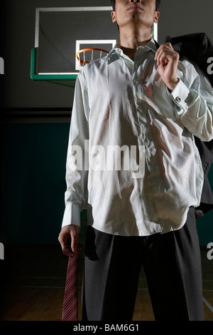 Geschäftsmann am Basketballplatz Stockfoto