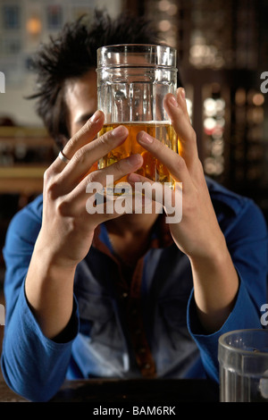 Mann-Holding-Bierglas Stockfoto