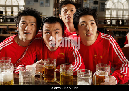 Sport-Enthusiasten Spiel beobachten In der Bar Stockfoto