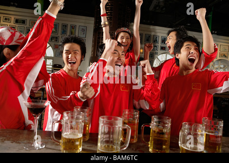 Sport-Enthusiasten feiert Sieg In der Bar Stockfoto