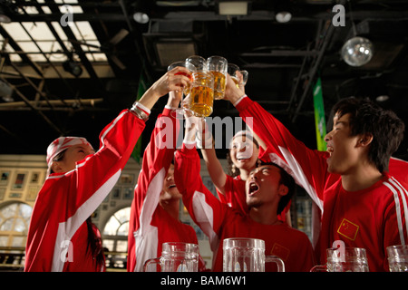 Sport-Enthusiasten Toasten Gewinn In Bar Stockfoto