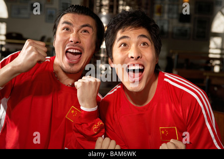 Glücklich Sportbegeisterte Spiel beobachten In der Bar Stockfoto