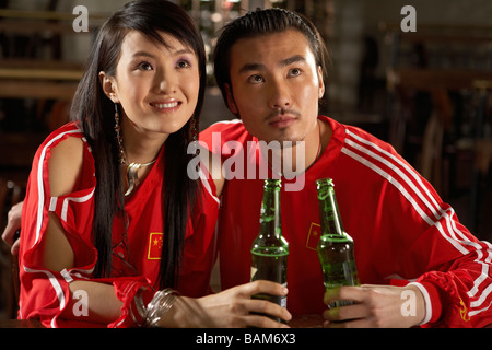 Sport-Enthusiasten Spiel beobachten In der Bar Stockfoto