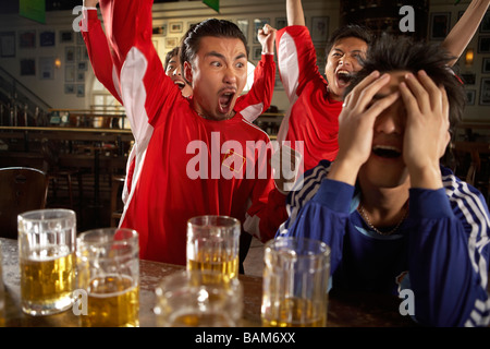 Sportbegeisterte in der Sports Bar Stockfoto