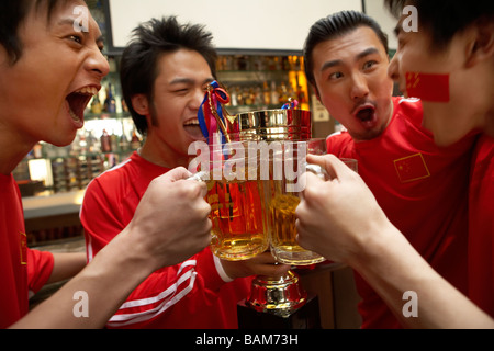 Patriotische junge Männer Toasten mit Biergläser Stockfoto