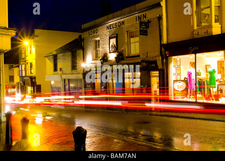 Brighton und Hove City Nacht Zeit Straßenszenen und Gaststätten mit sehr langsamen Verschlusszeit Stockfoto