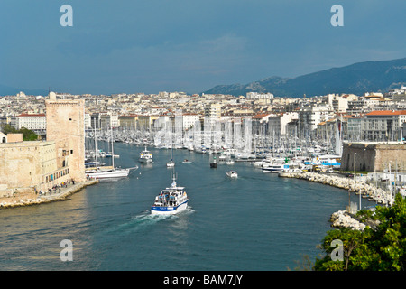 Marseille Vieux Port-Bereich angesehen von Le Pharo am Eingang mit Fort Saint-Jean nach links und rechts der Bas Fort Saint-Nicolas Stockfoto