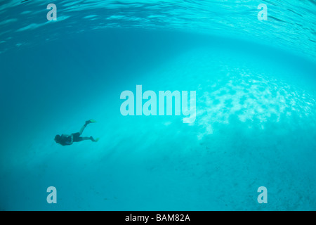 Schnorchler über weißen Sand in Lagune Raja Ampat West Papua Indonesien Stockfoto