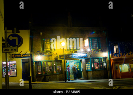 Brighton und Hove City Nacht Zeit Straßenszenen und Gaststätten mit sehr langsamen Verschlusszeit Stockfoto