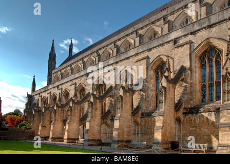 Winchester Cathedral Süd Aspekt mit fliegenden Steinstrehlen Stockfoto