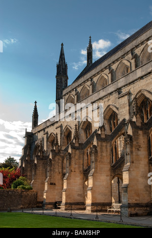 Winchester Cathedral Süd Aspekt mit fliegenden Steinstrehlen Stockfoto