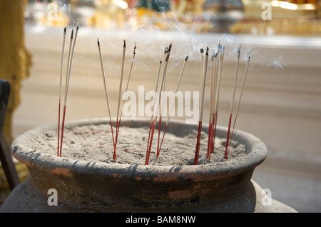 Brennende Räucherstäbchen angezündet in Bezug auf letzten Vorfahren in einem Tempel in Nordthailand Stockfoto