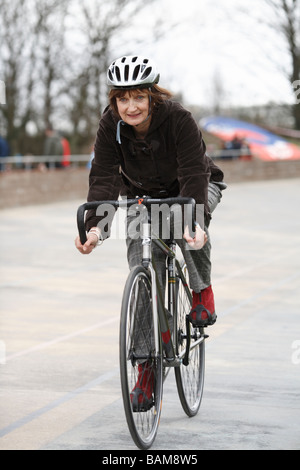 Tessa Jowell auf ihr Fahrrad an einem ehemaligen Olympischen Velodrom in London Stockfoto