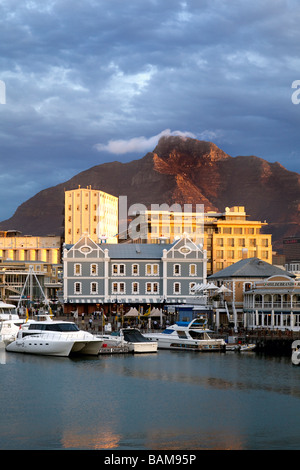 Das Wasser leuchtet bei Sonnenuntergang, Cape Town, Südafrika Stockfoto