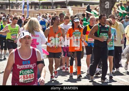 Jordan-Katie Price und Peter Andre laufen den Flora London Marathon 2009 bei Mudchute Meile 17 Stockfoto