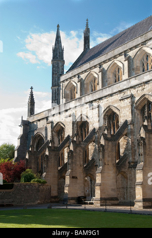 Winchester Cathedral Süd Aspekt mit fliegenden Steinstrehlen Stockfoto