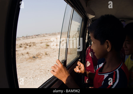 Kinder schauen aus dem Busfenster in Asien Stockfoto