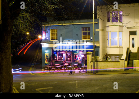 Brighton und Hove City Nacht Zeit Straßenszenen und Gaststätten mit sehr langsamen Verschlusszeit Stockfoto