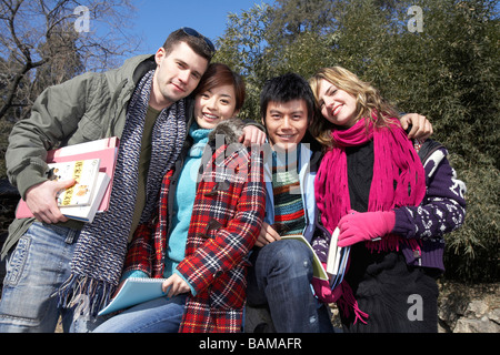 Junge Menschen mit Arme umeinander Stockfoto