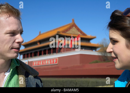 Junges Paar einander betrachtend Stockfoto