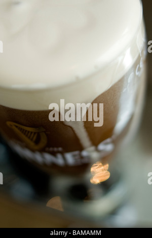Nahaufnahme von einem frisch gezapftes Pint Guinness in der Gravity Bar, Guinness Storehouse, Dublin. Stockfoto