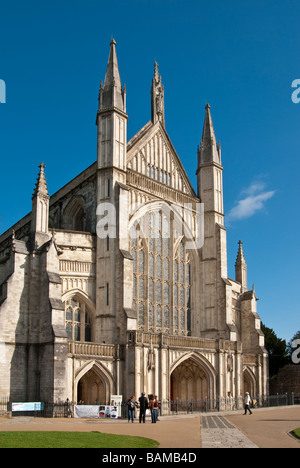 Winchester Kathedrale Main Eingang West Nordwand mit Menschen Stockfoto