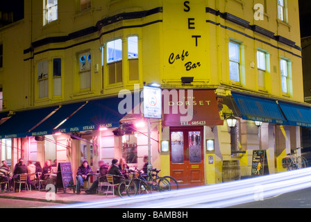 Brighton und Hove City Nacht Zeit Straßenszenen und Gaststätten mit sehr langsamen Verschlusszeit Stockfoto