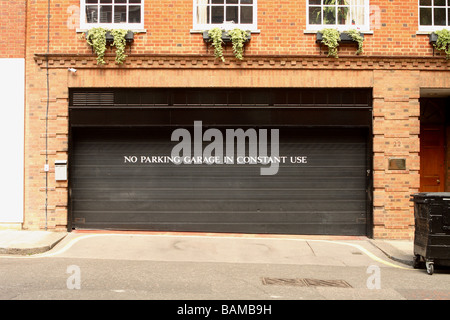 London No Parking Garage im Dauereinsatz Warnschild am Privatgarage Eingangstüren in exklusiven Mayfair London Stockfoto