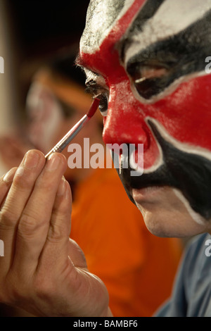 Mann die Anwendung traditioneller Gesicht malen Stockfoto