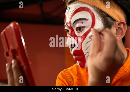 Mann die Anwendung traditioneller Gesicht malen Stockfoto