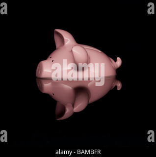 Rosa Sparschwein im Wasser versinken Stockfoto