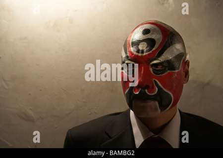 Mann mit Business-Anzug, mit Bemalung Stockfoto