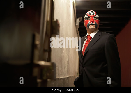 Mann mit Business-Anzug, mit Bemalung Stockfoto