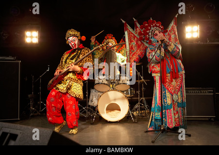 Band In zeremoniellen Kostümen spielen Musikinstrumente Stockfoto