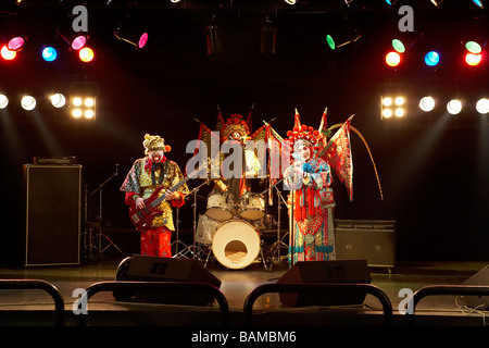 Band In zeremoniellen Kostümen spielen Musikinstrumente Stockfoto