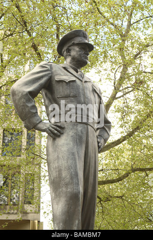 Grosvenor Square London Statue von General Dwight D Eisenhower Alliierten Oberbefehlshaber während des 2. Weltkrieges Stockfoto