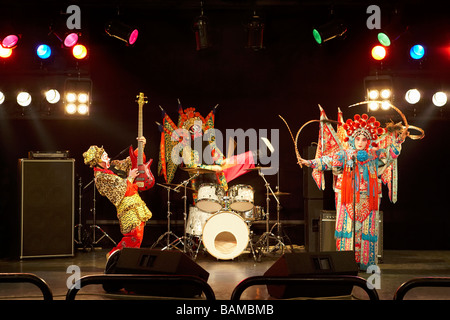 Band In zeremoniellen Kostümen spielen Musikinstrumente Stockfoto