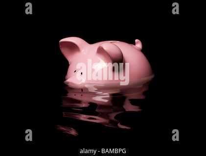 Rosa Sparschwein im Wasser versinken Stockfoto