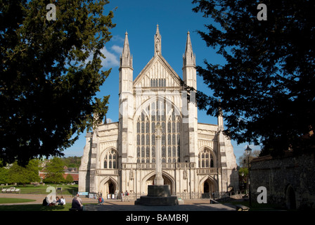 Winchester Kathedrale Main Eingang West Nordwand mit Kriegerdenkmal Stockfoto