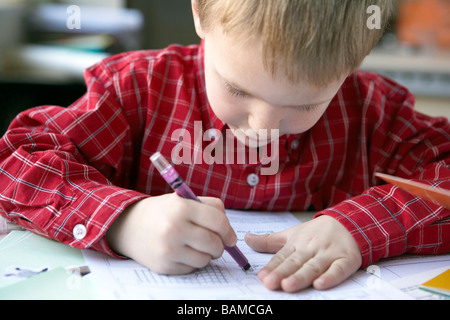 Kleiner Junge Learning To Write Stockfoto