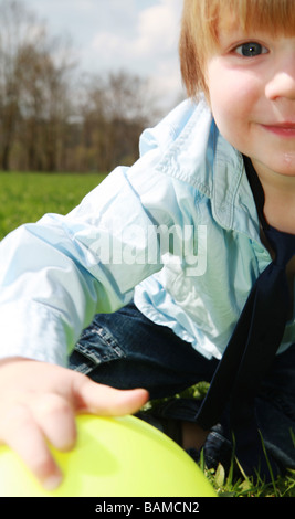 Portrait eines zwei Jahre alten Jungen im freien Stockfoto