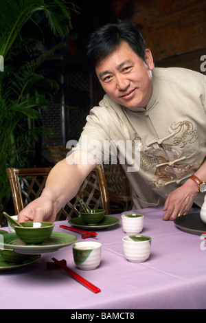 Tisch im Restaurant Kellner Einstellung Stockfoto