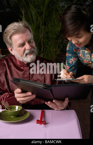 Mann bestellen Essen Stockfoto