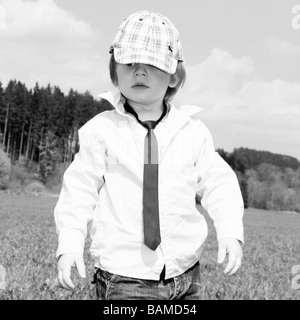 Portrait eines zwei Jahre alten Jungen im freien Stockfoto