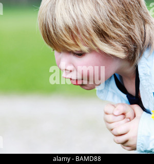 Portrait eines zwei Jahre alten Jungen im freien Stockfoto