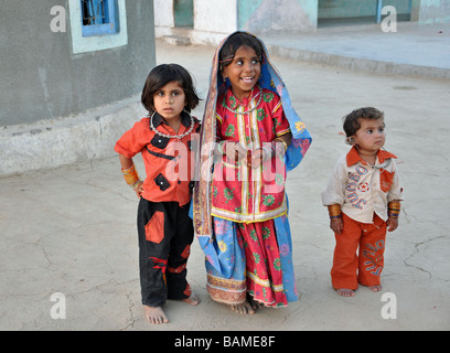 Kinder aus dem Meghwal Stamm in Bhuj Dorf, Kutch, Gujarat Stockfoto