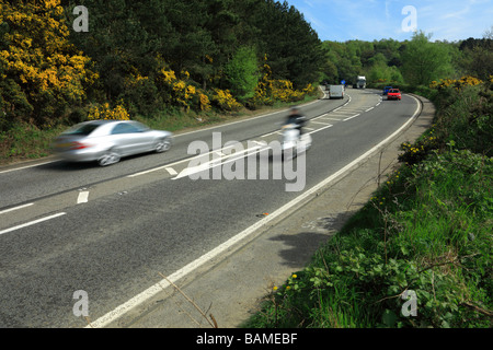 Die A3 von London nach Portsmouth Road in Hindhead Surrey England UK. Vor dem Tunnel Verzweigung. April 2009. Stockfoto